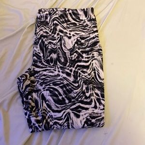 Color: Black & White. Size: 1x (16W-18W)